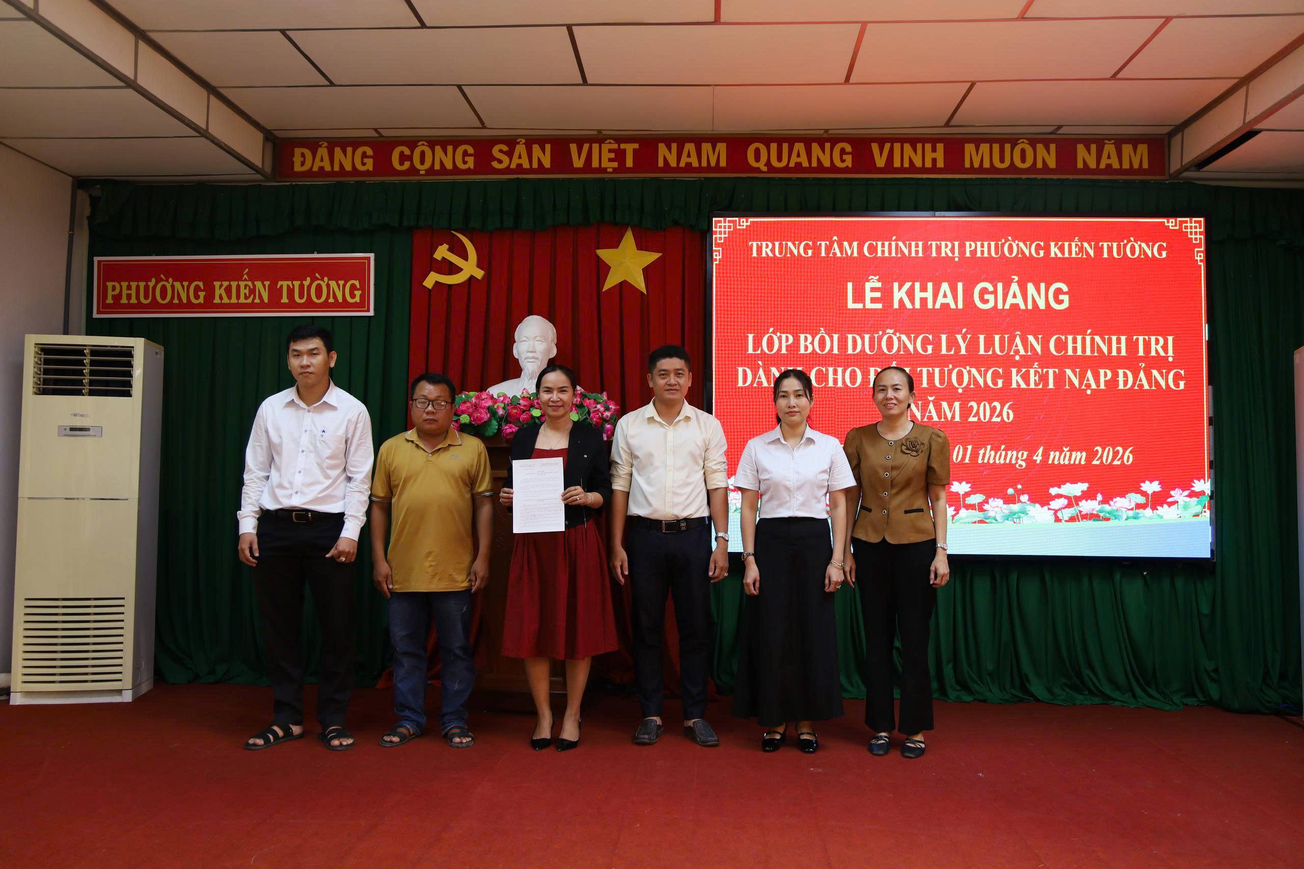 Kiến Tường khai giảng lớp Bồi dưỡng nhận thức về Đảng đợt 1 năm 2026