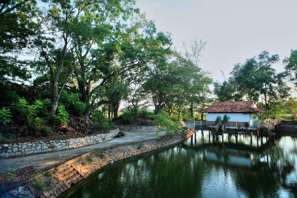 Khu di tích Núi Đất